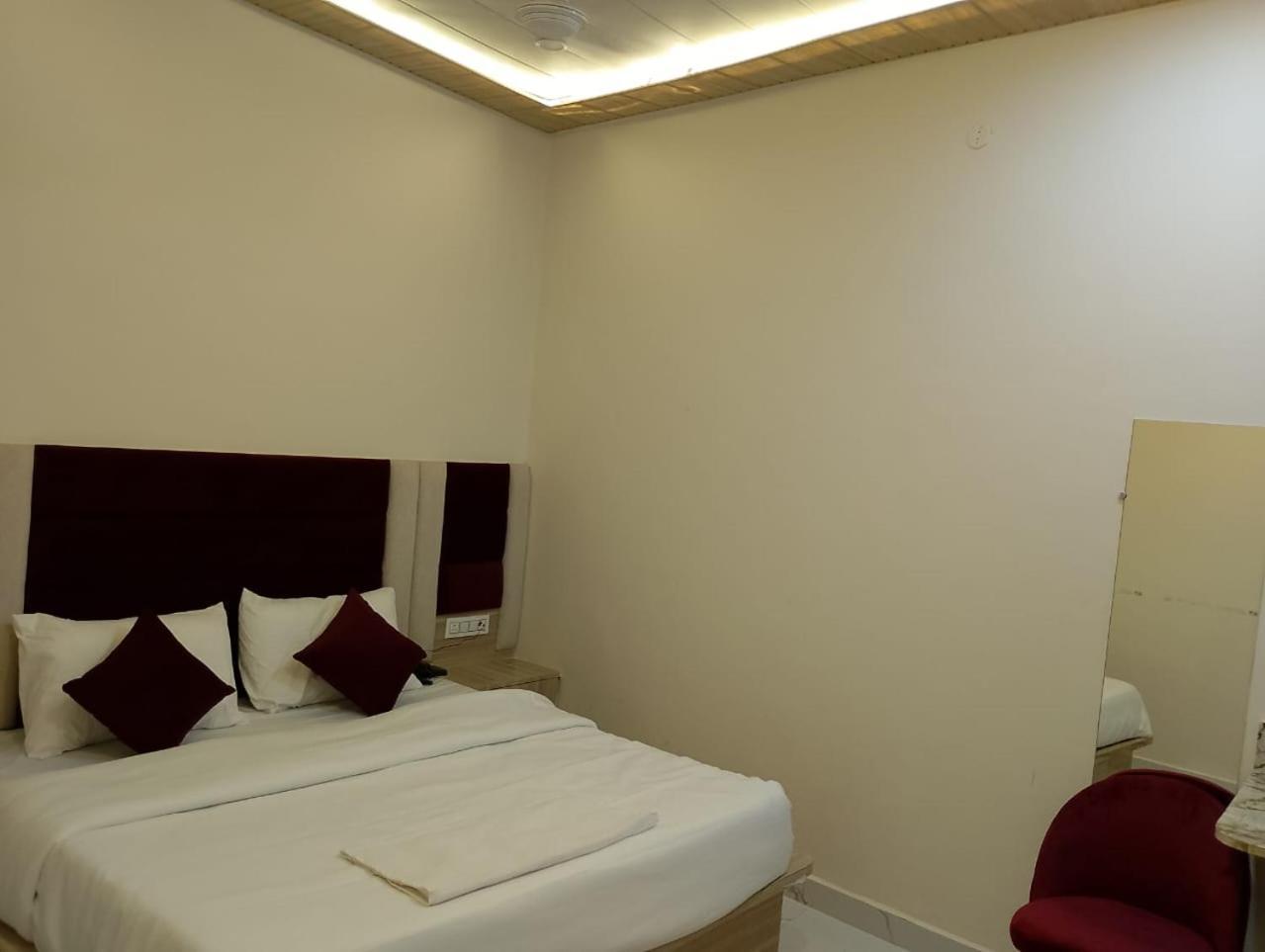 Hotel Lr Delite Inn Матура Екстериор снимка